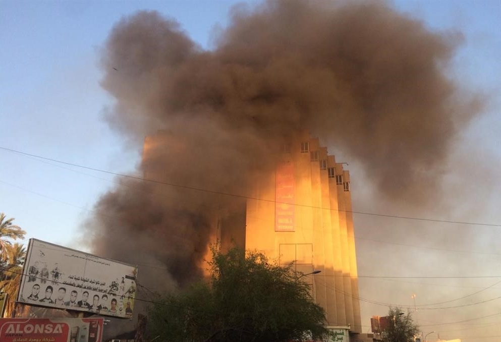 إندلاع حريق بمنطقة الكرادة وسط بغداد 